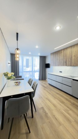 Продаж 2-х кімнатної квартири з сучасном ремонтом - фото 1