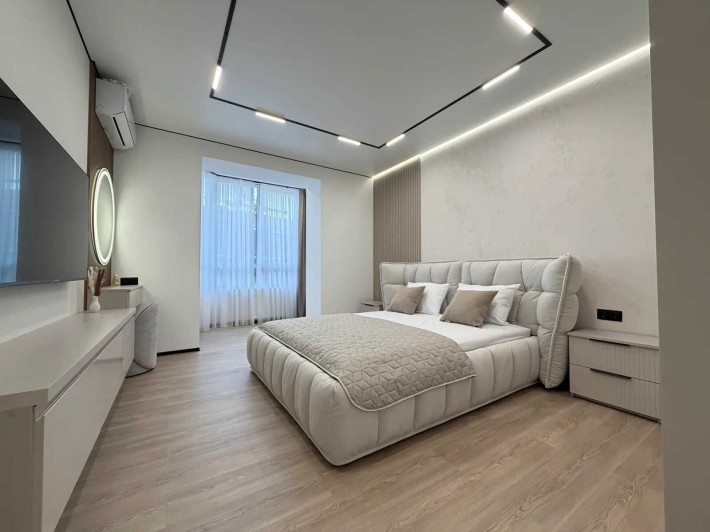 Стильна трикімнатна біля міського озера - фото 1