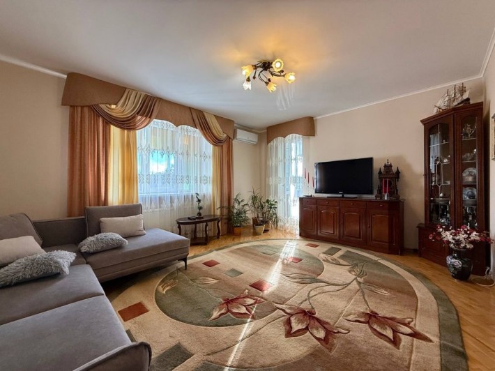 Продаж три кімнатної квартири в центрі міста - фото 1