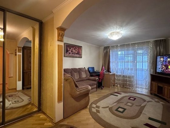 Продається трьохкімнатна квартира 69.5м2 від власників, цегляний будинок, тихий район. Луцк