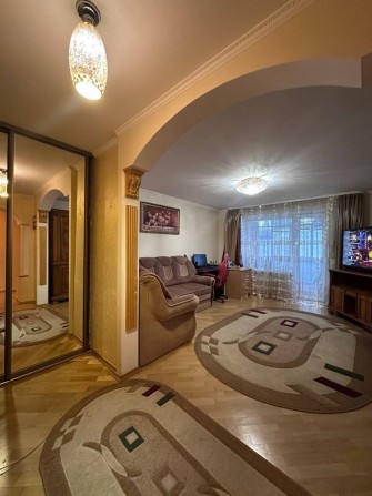 Продається трьохкімнатна квартира 69.5м2 від власників, цегляний будинок, тихий район. - фото 1