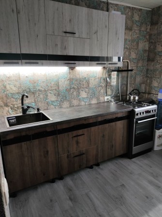 Продам 2-х комнатную на Вечернем с мебелью и техникой+ кладовка на этаже - фото 1