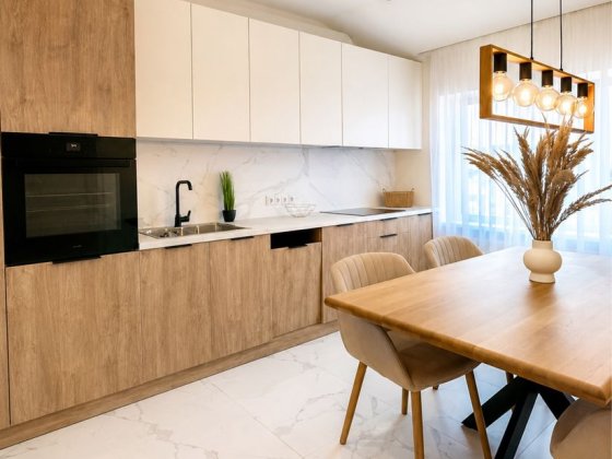 Терміновий продаж! Простора 2-кімнатна квартира з кухнею-студією в центрі міста , 1330$| м2