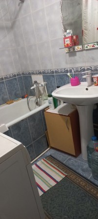 Сдам комнату в 3х комнатной кватире с ремонтом и мебелью в центре - фото 1