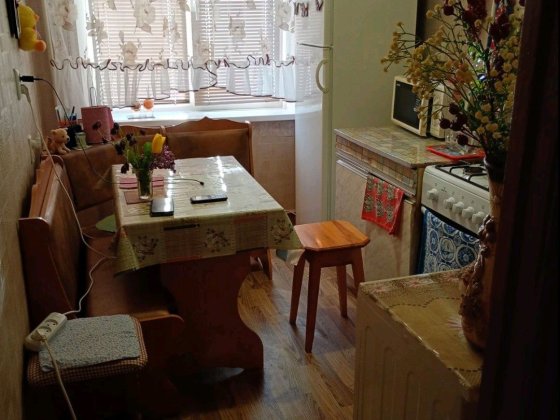 Комната на Подоле, остановка транспорта рядом,проживание в квартире с хозяйкой