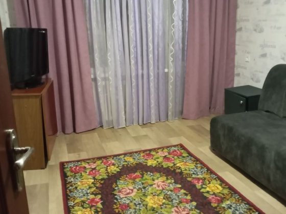 Хозяйка.Сдам комнату в 3кв. на 1 этаже только девушке работающей