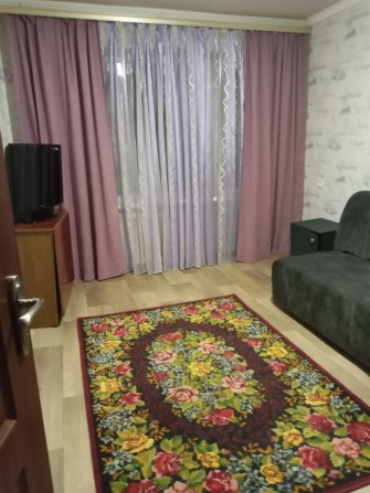 Хозяйка.Сдам комнату в 3кв. на 1 этаже только девушке работающей - фото 1