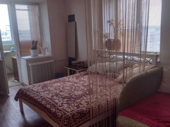 окрема кімната з балконом. Бориспільська 26- в. Метро Червоний хутір