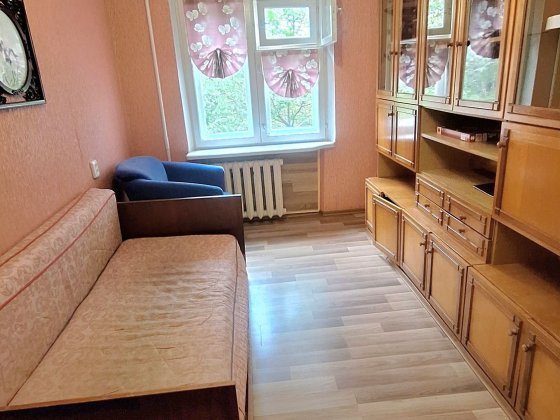 СДАМ комнату ул.Лахтинская (с меб и техн) цена 2000 грн.