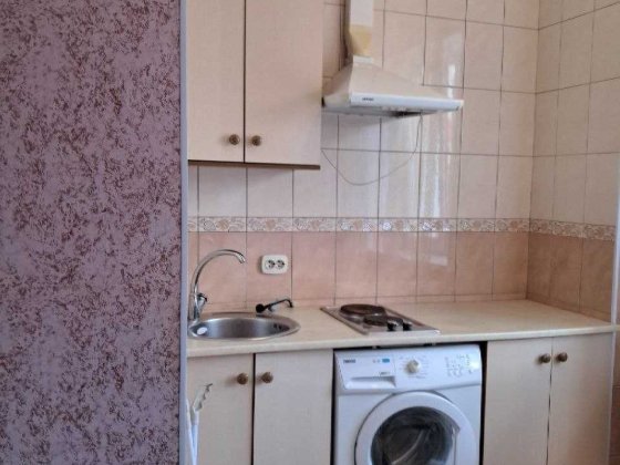 Сдам гостинку со своим с /у в 10 мин. пешком от м. Научная и м. Бот. Сад