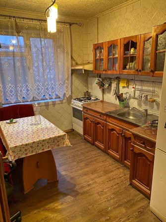 БЕЗ РІЄЛТОРІВ. Здаеться кімната в трикімнатній квартирі. Довгострокова оренда кімнати, для дівчини,  - фото 1