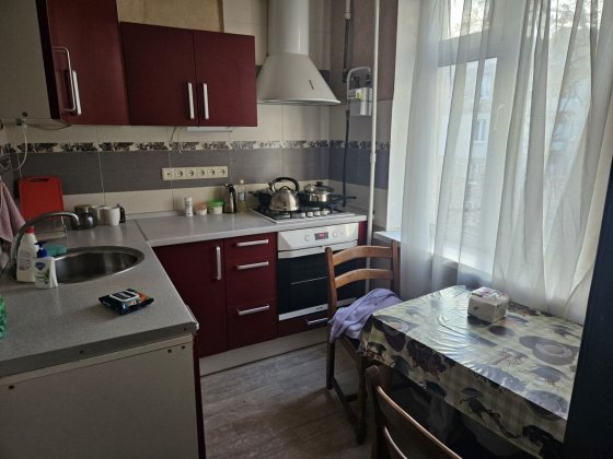Шукаю сусідку, біля метро звіренецька
