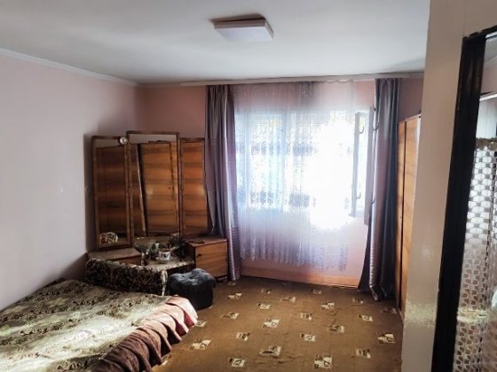 Здаємо в аренду  невеликий будинок біля центральної дороги