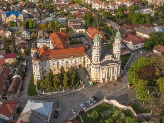 Здається будинок в оренду, поряд з центром міста