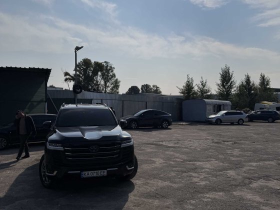 Майданчик, паркомісця, відстій для легкових та вантажних автомобілів. в Черкасах. Черкаси