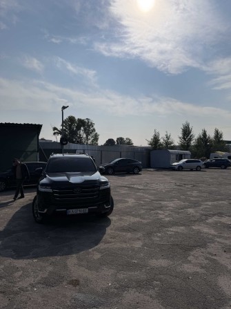 Майданчик, паркомісця, відстій для легкових та вантажних автомобілів. в Черкасах. - фото 1