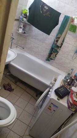 СРАЧ НА ФОТО УБЕРЁТСЯ,ТАКУЮ ПРИНЯЛ,ЧЕЛ УЕХАЛ В ПОПЫХАХ.Здаётся квартира студентам 2 ком в 3х комнатн - фото 1
