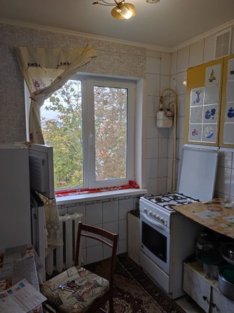 Здаю в оренду  2к кв панельний будинок  Лески,1 КП за ринком, 5/5, 49/36/6.8, чиста,  МПО, техніка.  - фото 1