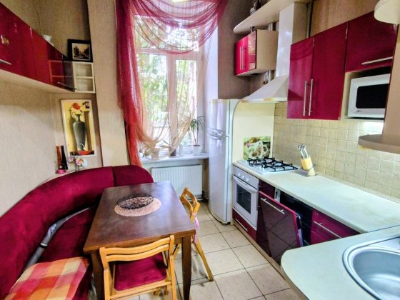 Сдам отличную 3 к.квартиру на Пироговской  2 эт, балкон 14000
