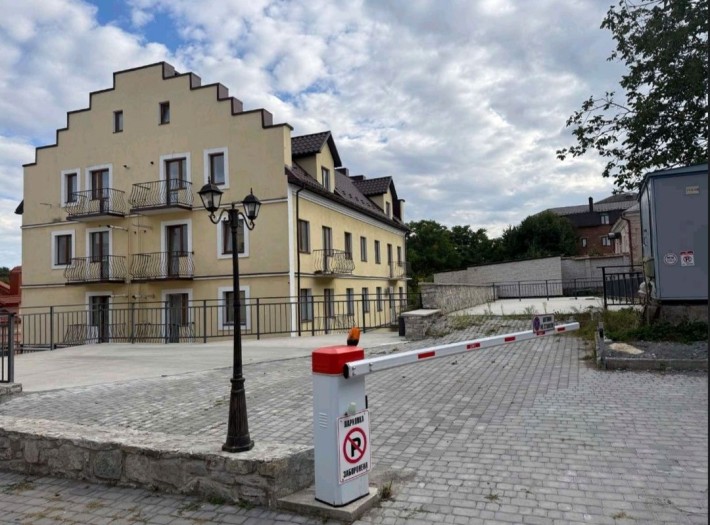 Паркомісце в старому місті - фото 1