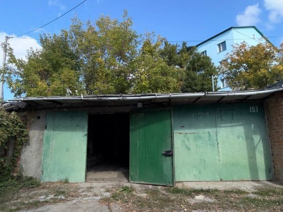 Продам 2 спарині гаражі р.Військове містечко Лубны