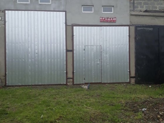 Продам гараж 50 квадратних метрів оглядова яма висота 5 метрів залита підлога в підлозі прокладені т Хотин