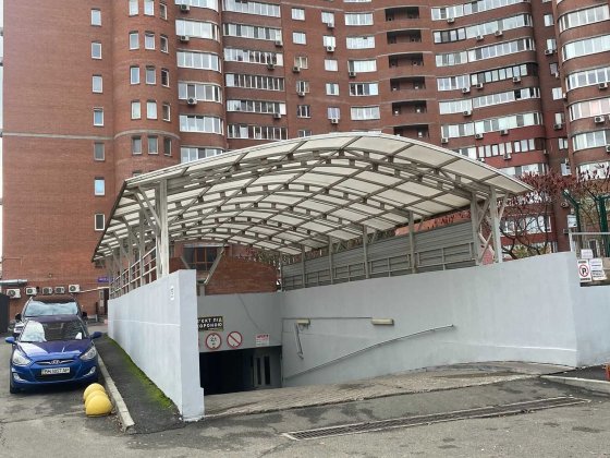 Продам паркомісце в підземному паркінгу на Ахматової 13Є