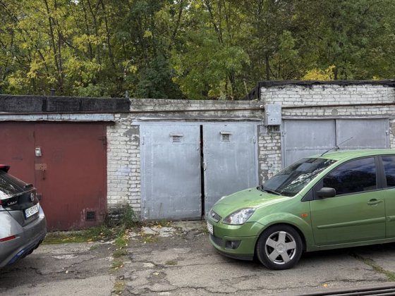 Продається гараж в кооперативі по вул. Єрошенка